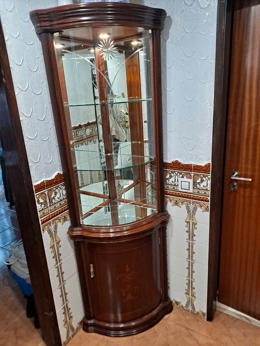 Cristaleira de canto em madeira com portas e prateleiras em vidro