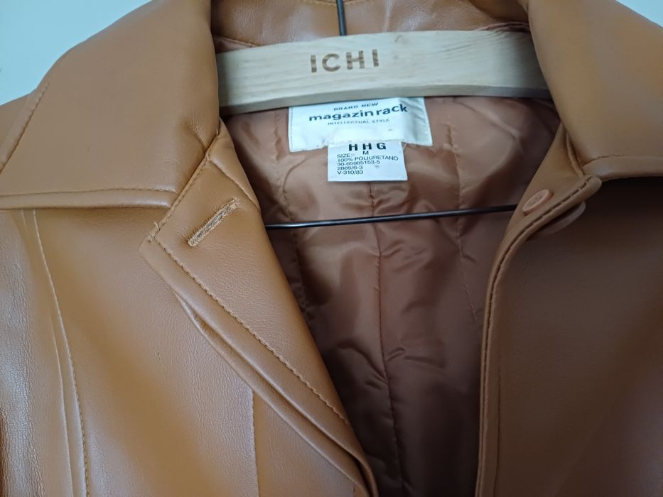 Casaco comprido sintético. 
Tamanho M.
Em bom estado