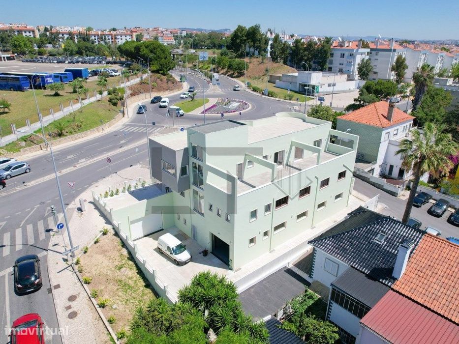Prédio com Licença de Serviços para Arrendamento em Alfragide, Lisboa