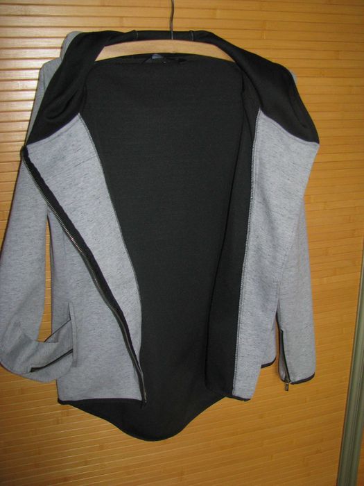 Bluza z kapturem i asymetrycznym zamkiem S-L