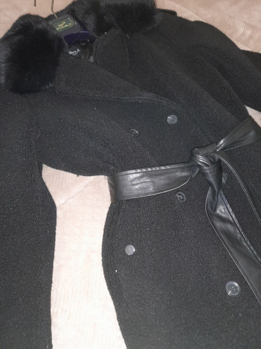 Casaco comprido de pelo encaracolado moderno