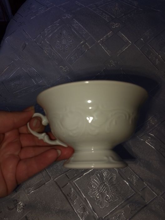 Biała filiżanka do herbaty na stopce