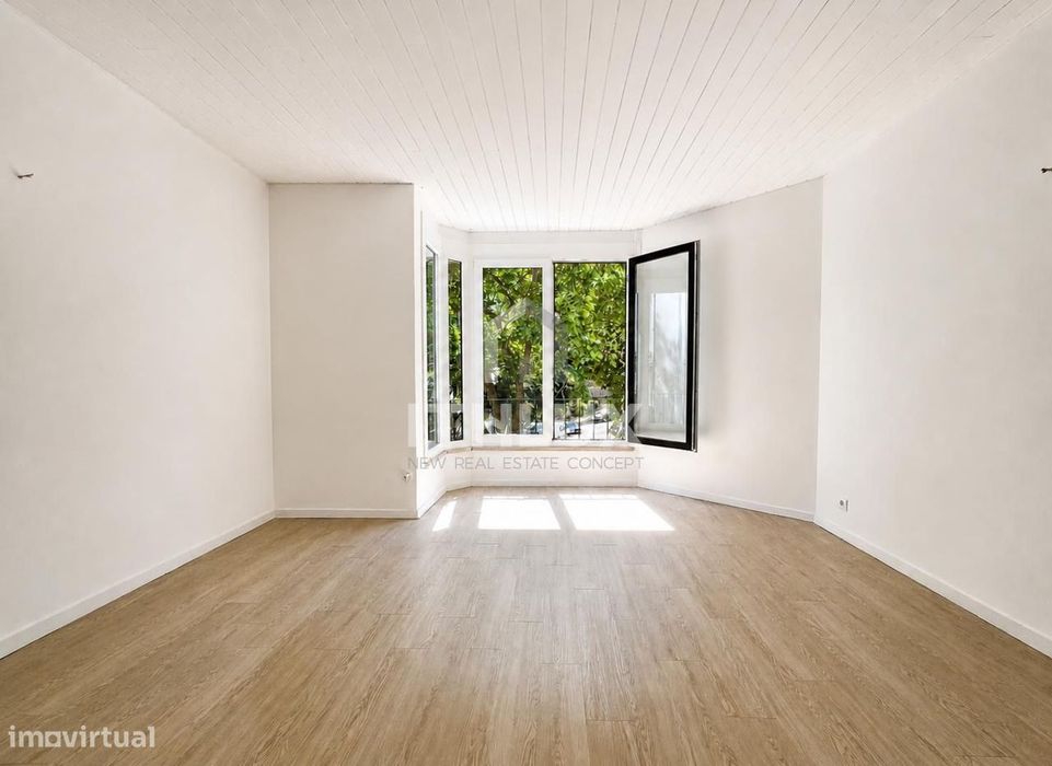 T2 na Av. de Biarritz, Monte Estoril – junto à praia