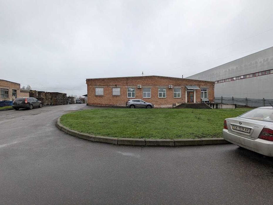 Продамо на Сурікова 3200 кв.  під виробництво чи склади