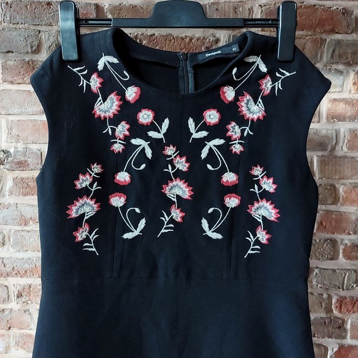 Sukienka z haftem kwiatowym