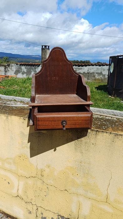 Móvel de parede em  madeira, pratico