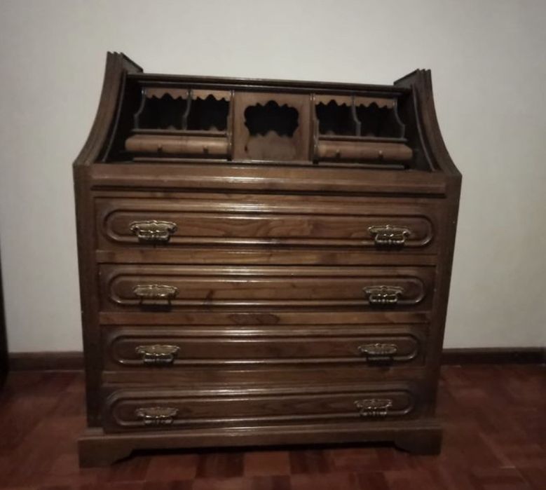 Movel em madeira com gavetas