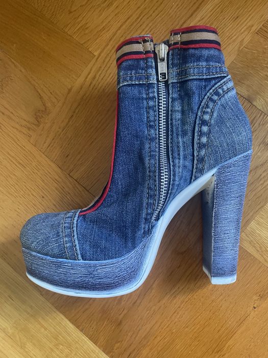 Jeansowe buty na koturnie
