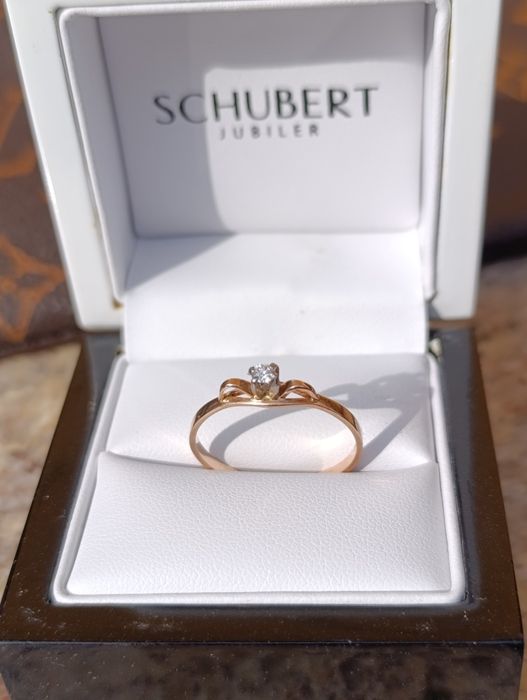 Złoty pierścionek zaręczynowy z brylantem 26r