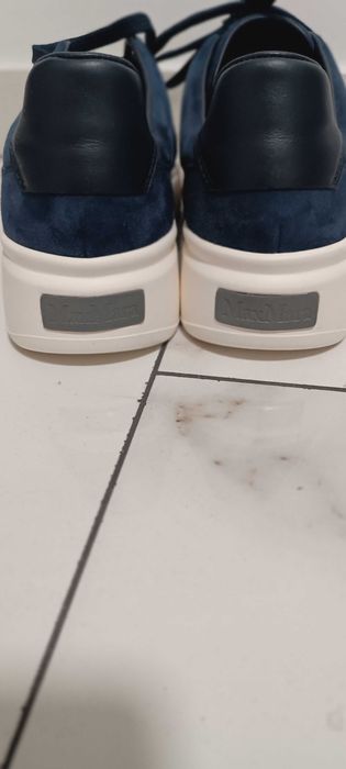 Продам кроссовки Max Mara