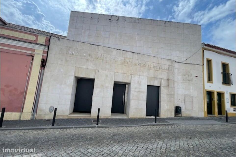 Prédio/moradia originalmente destinado a serviços (ex-agência bancá...