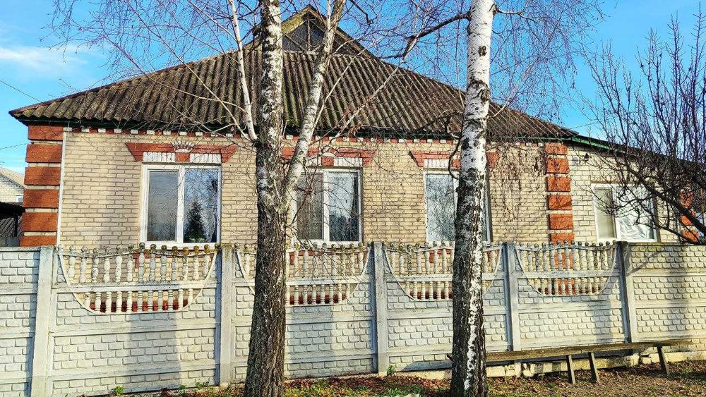 Продам цегляний будинок у центрі Дергачів з частковим ремонтом.