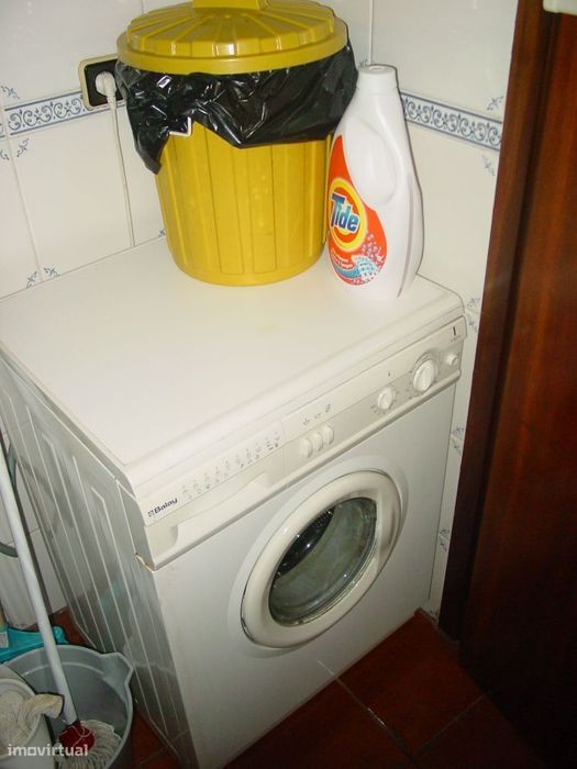 Arrenda-se T2 equipado e parcialmente mobilado na Rua do Brasil