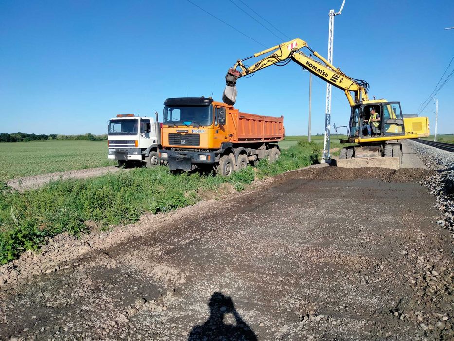 Transport Wywrotką Czteroosiową Naczepą Wanną Wywrotki Usługi Wozidłem