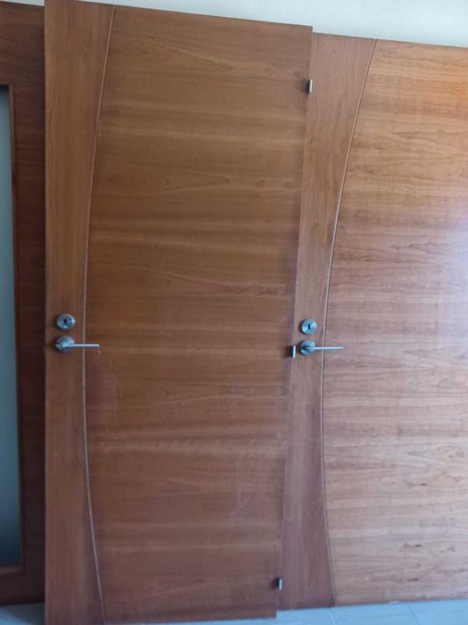 Vendo 6 Portas Interiores em Madeira (4 Portas Lisas + 2 com Vidro)