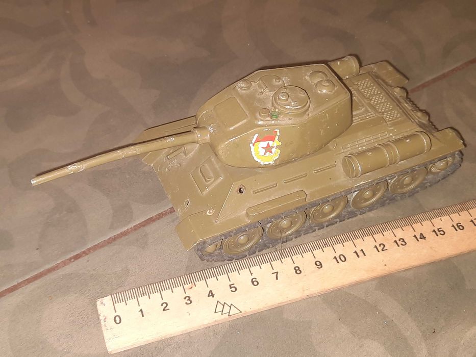 Іграшка танк Т-34 родом з СРСР