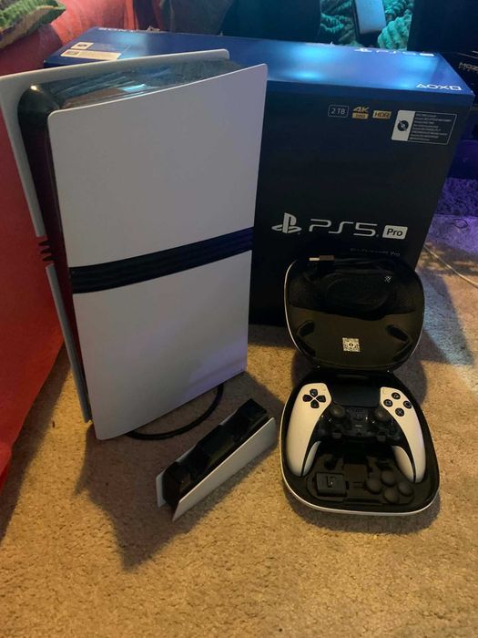PS5 Pro 2 TB  + DualSense EDGE + stacja ładowania.