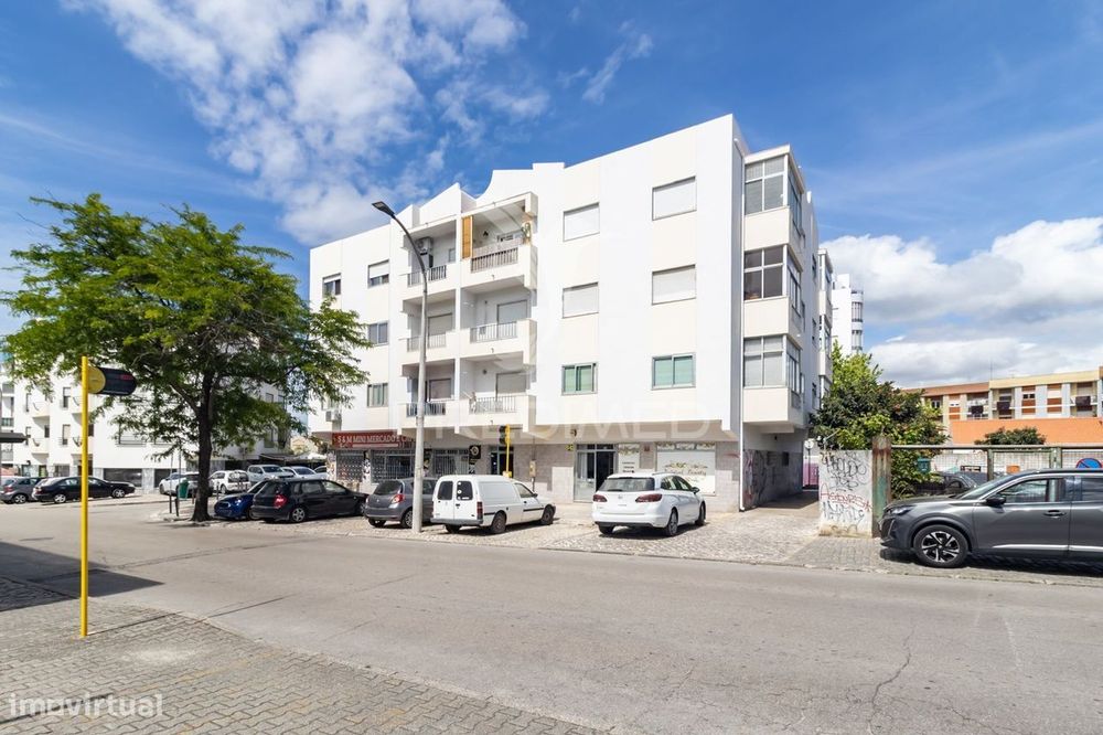 Apartamento T2 com 2 Marquises ,4 Caminhos em Setúbal.