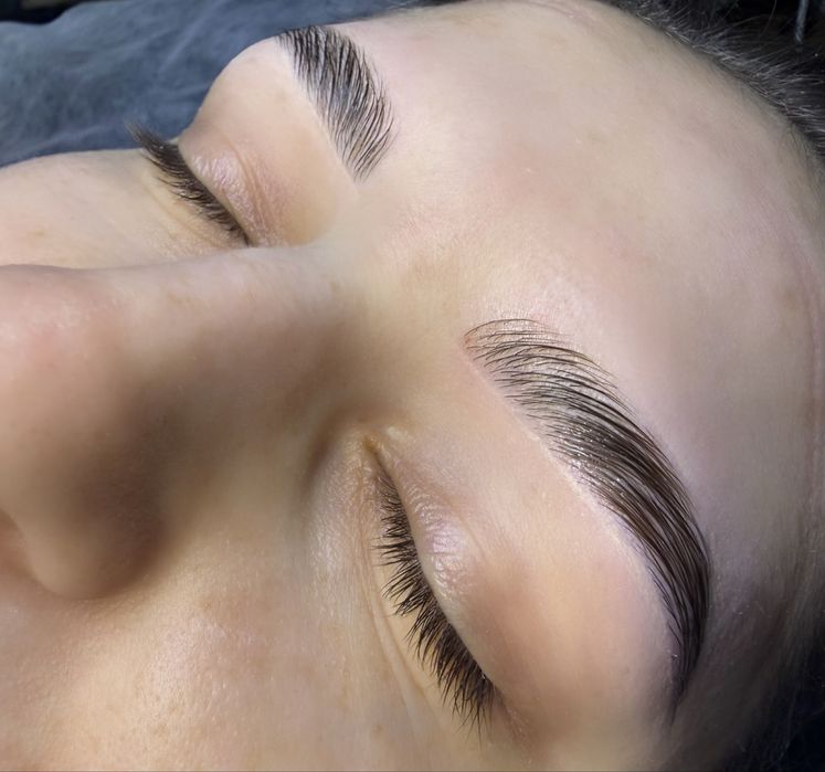 Profesjonalna stylizacja brwi – lifting, regulacja, henna
