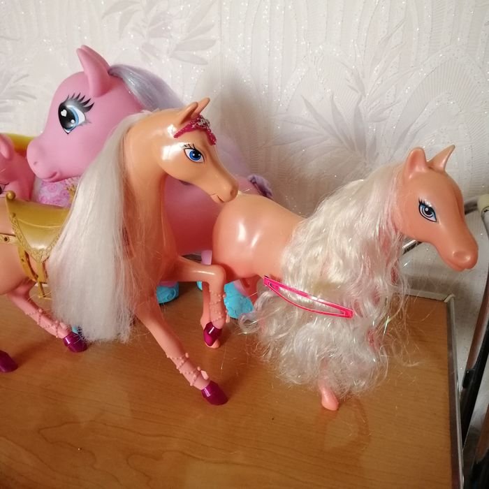 Игрушки лошадки разные