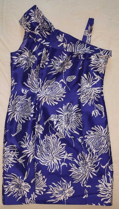 Vestido roxo com flores brancas