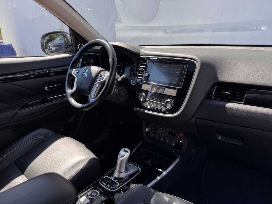Mitsubishi Outlander Phev      2018
