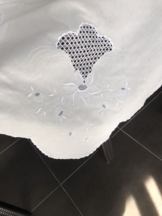 Toalha linho bordada a mao com aplicacoes em renda