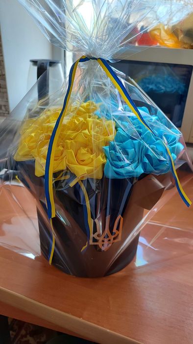 Атласні квіти піони рози