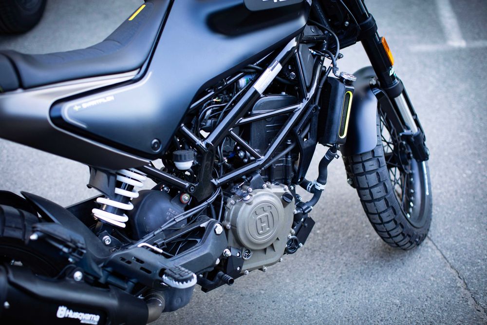 Husqvarna Svartpilen 401 2023 года. Веселый