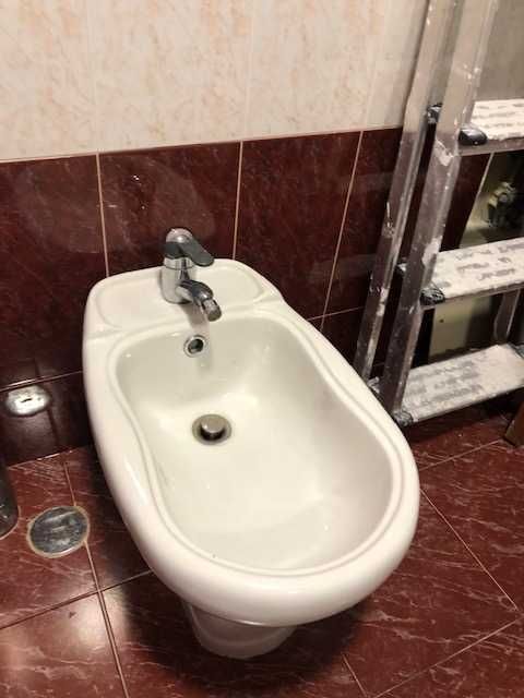 Vendo Bancada em mármore, lavatório, bidé, sanita com tanque