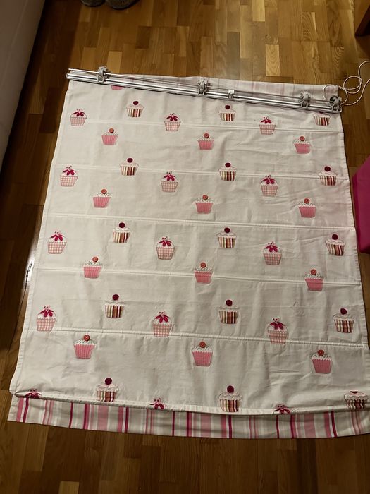 Cortina veneziana menina/cupcakes