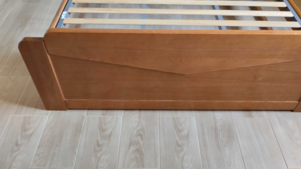 Cama de casal em madeira com 4 gavetões + estrado
