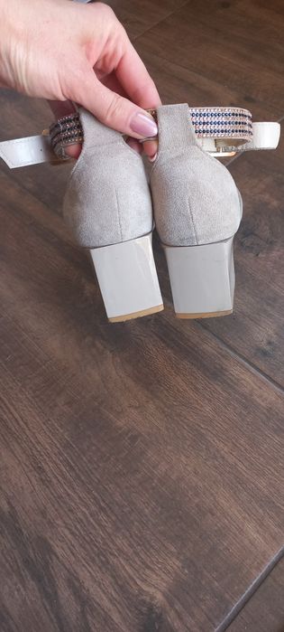 Sandałki beż na obcasie r.39 z butiku