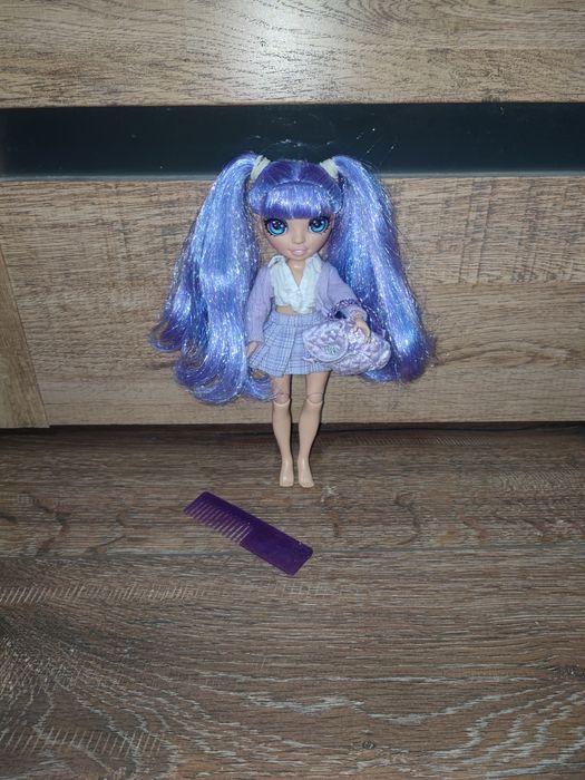 Rainbow High Junior - Violet Willow - Lalka z akcesoriami