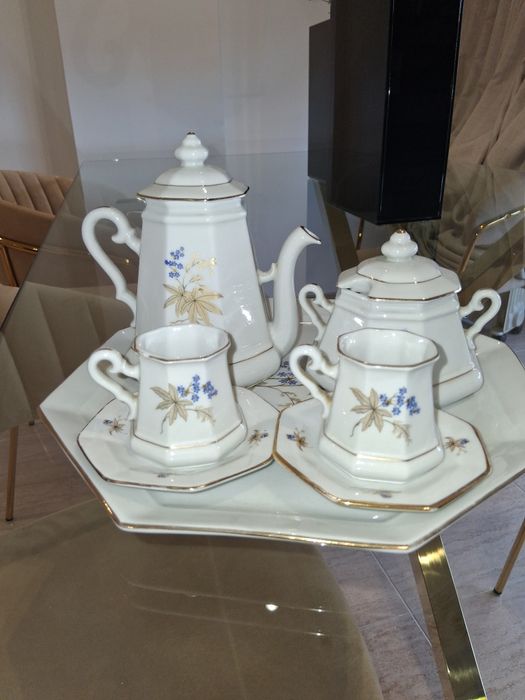 Conjunto de porcelana. Marca Firenz, pintado à mão com fio de ouro
