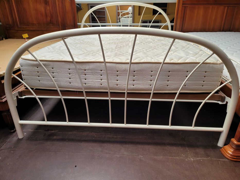 Cama em ferro com estrado e colchão - Bom estad