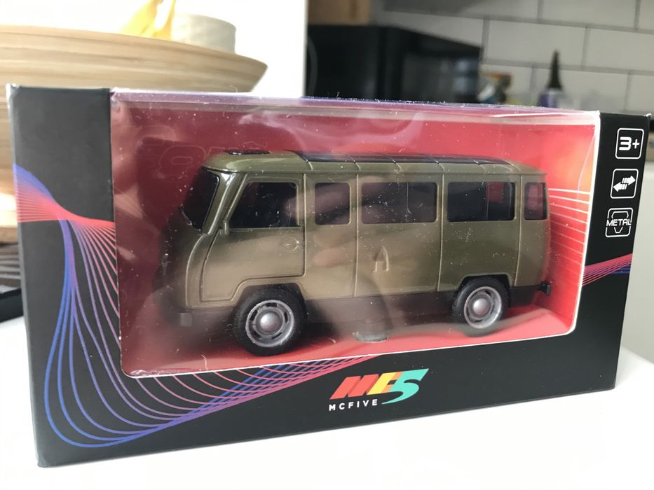 Машинка BMW ,уаз ваз нова у коробці