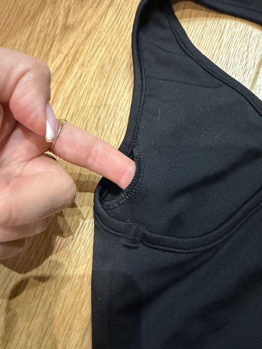 Czarny top z wkładkami push up s rough radical