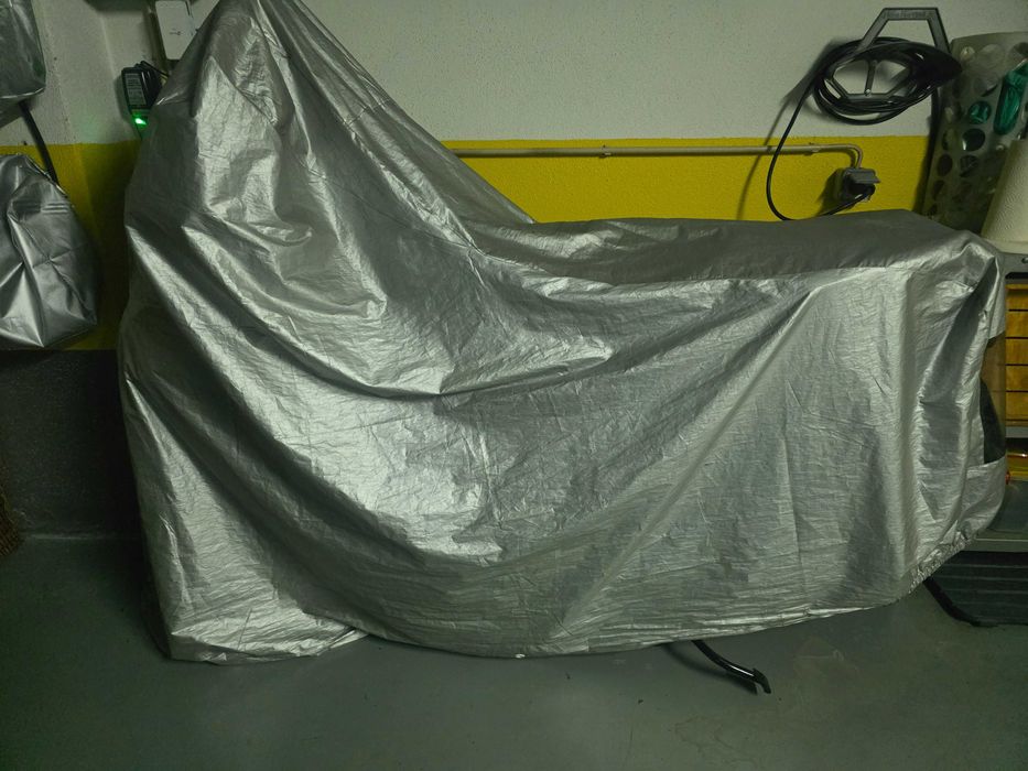 HONDA FORZA 125 - Inclui 2 Blusões, 2 Capacetes, Carregador, Luvas, Capa, Auriculares.. etc