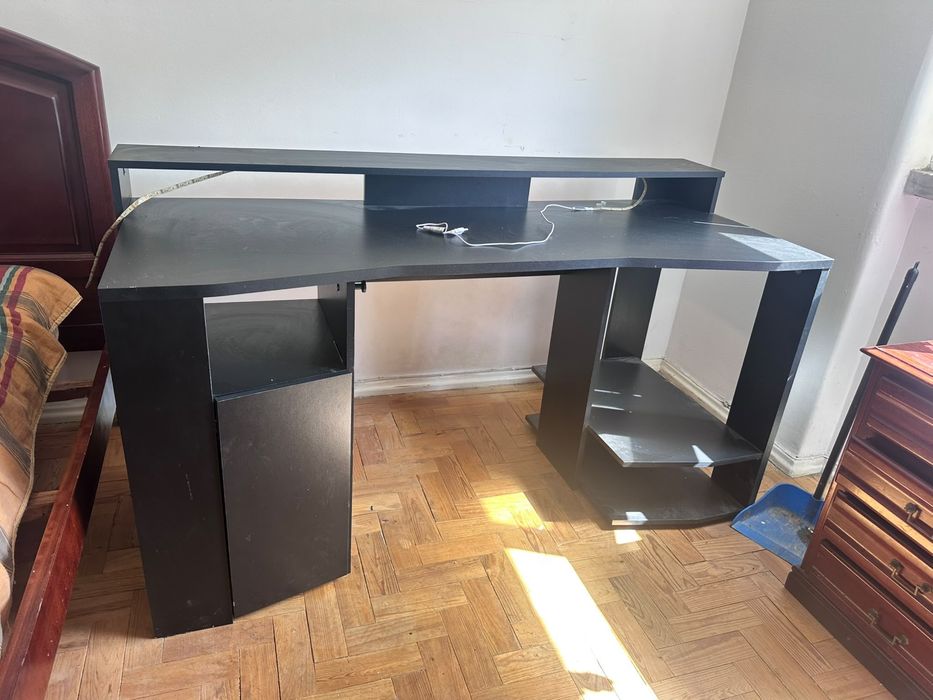 Secretária de Computador Preta com Prateleiras – Bom Estado