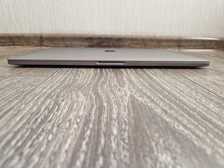 2019 MacBook Pro A2141 16" / i7-9750H / 16 GB / 512 GB / Touchbar