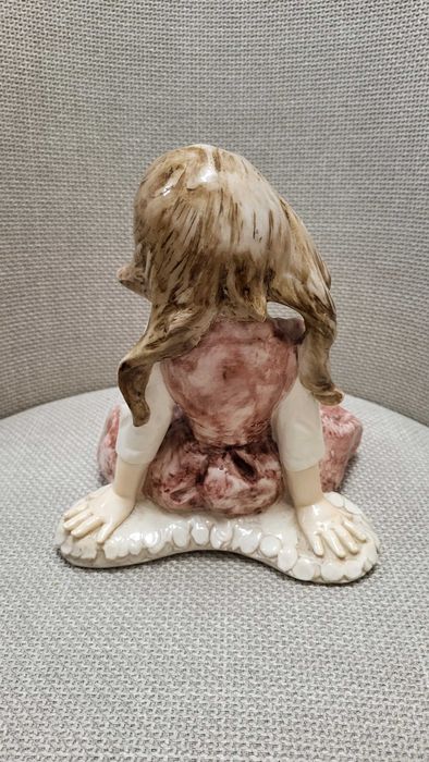Dziewczynka z porcelany hand made sygnowana