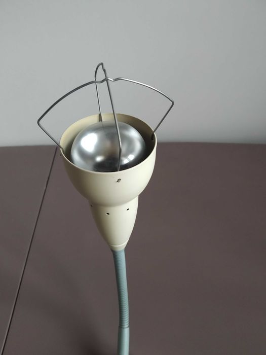 Lampa sufitową lub ścienna z trzema żarówkami E14 40W.