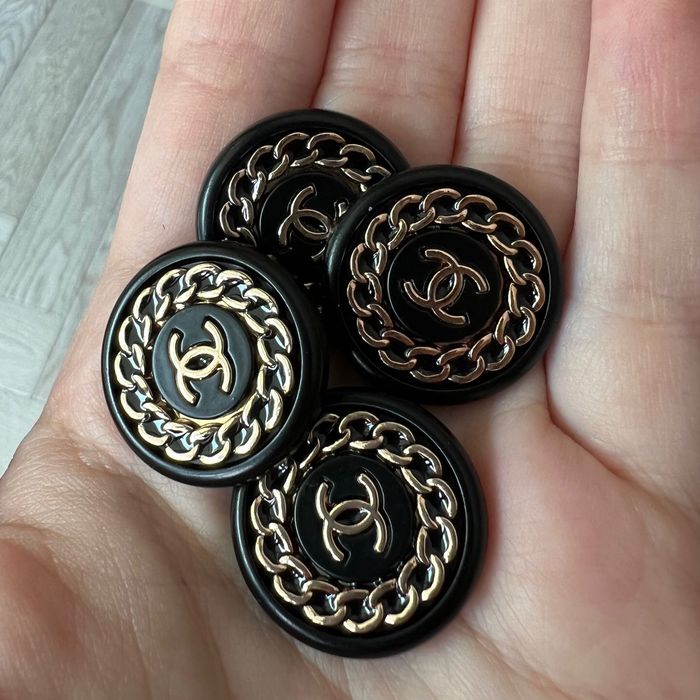 Guzik chanel metalowy kolor czarno-złoty rozmiar 2.3 cm