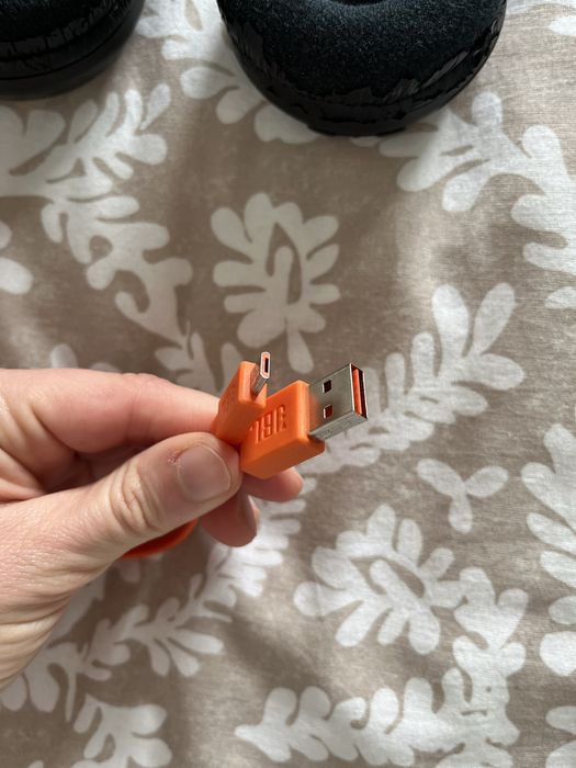 Headphones JBL e cabo p/carregamento