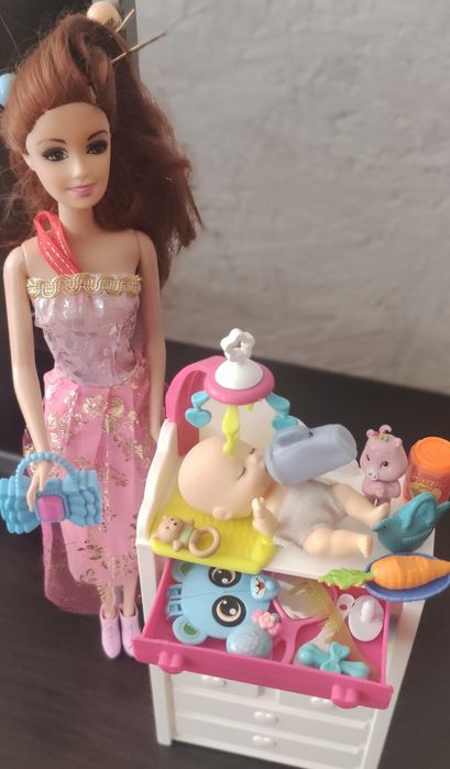 Барбі з новонародженим