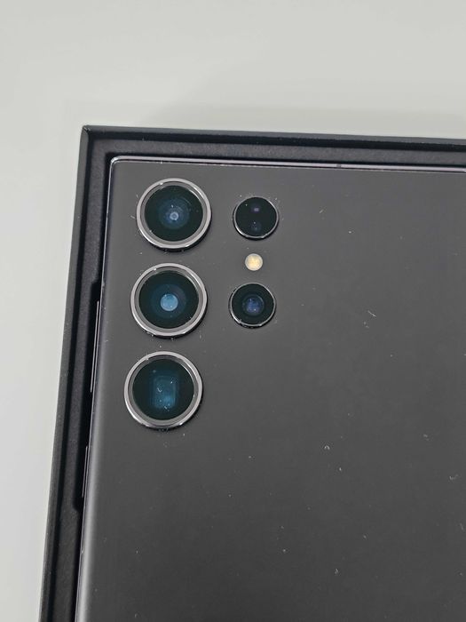 Samsung S23 Ultra 512gb.  Excelente.