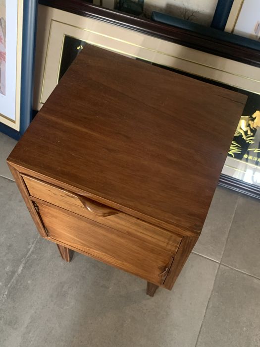 Mesa de cabeceira de madeira vintage