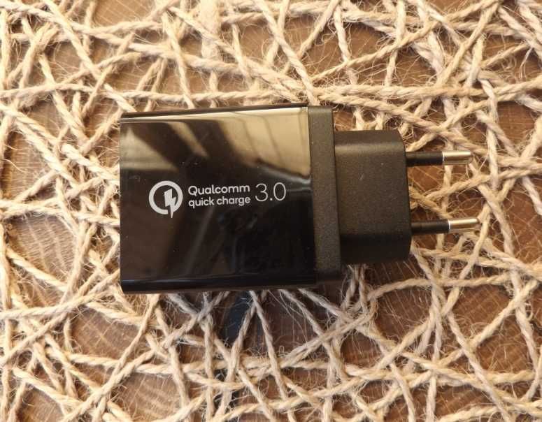 Зарядне до смартфона . Три порти. LED