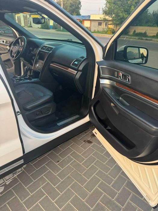 автомобіль форд експлоер